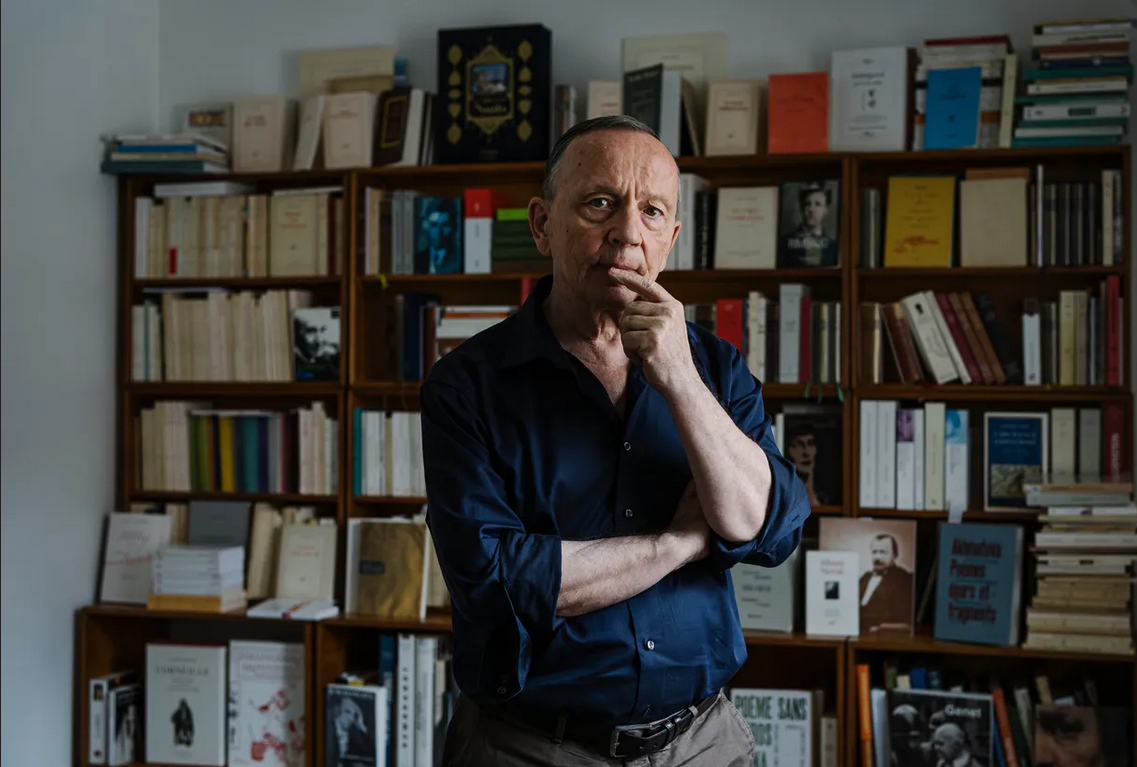 Christian Bobin devant sa bibliothèque